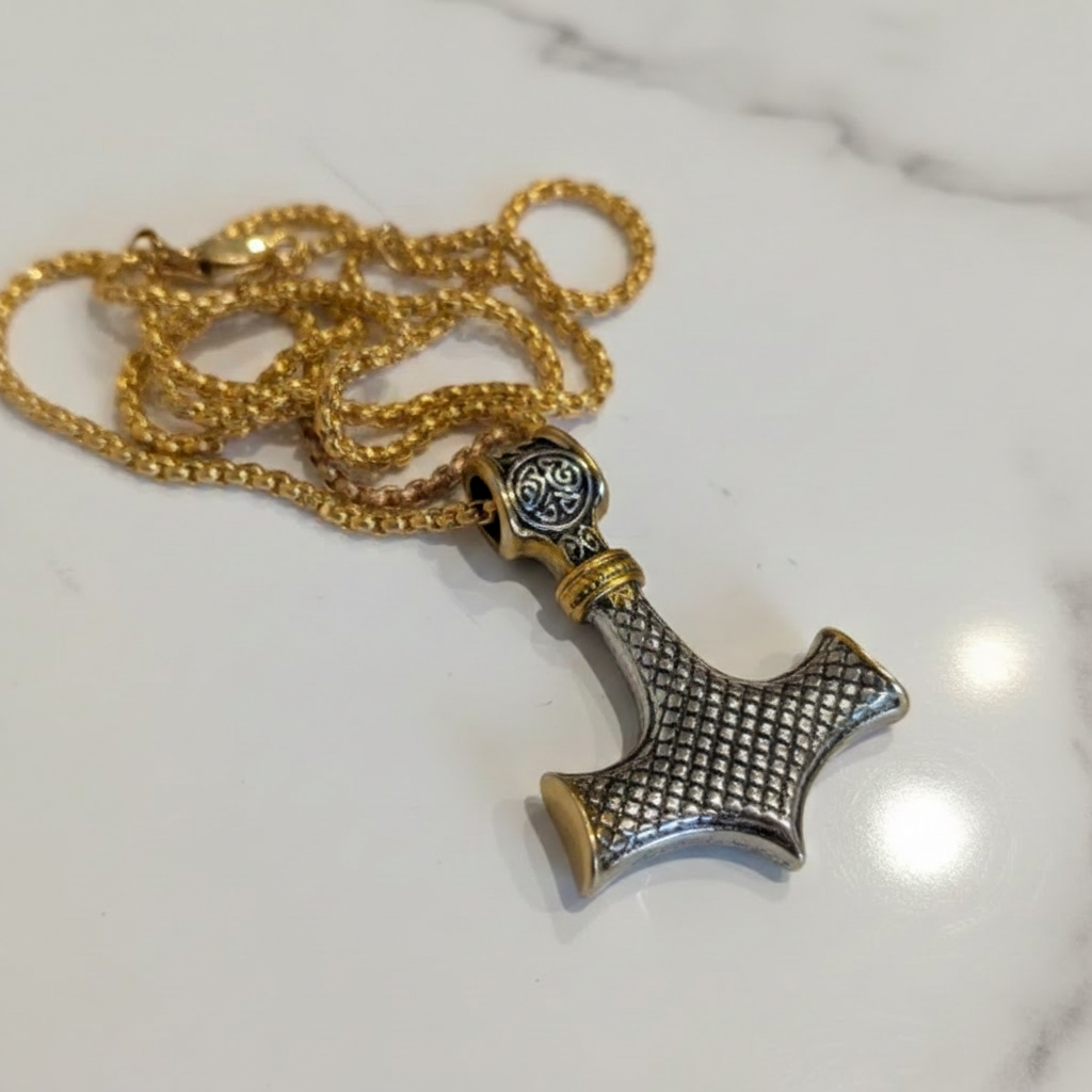 Mjolnir mit Goldkette – weißer Hintergrund